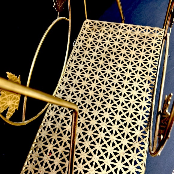 Mid Century Modern gold tone metal magazine/ record holder with maple leaf motif - Picture 3 of 8